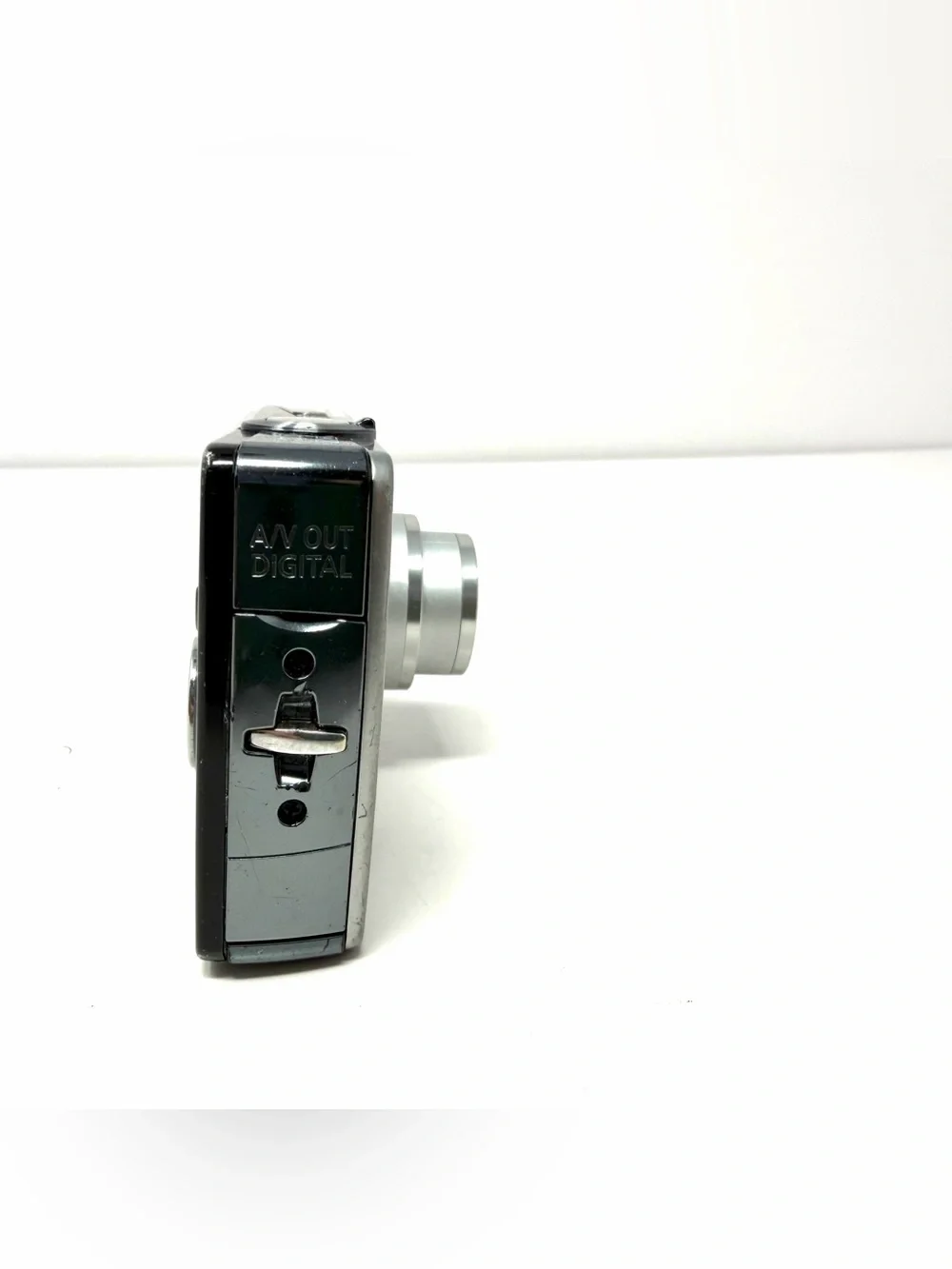 Canon PowerShot SD750 Digital ELPH 7.1 MP Silver Camera AS IS For Parts Repair